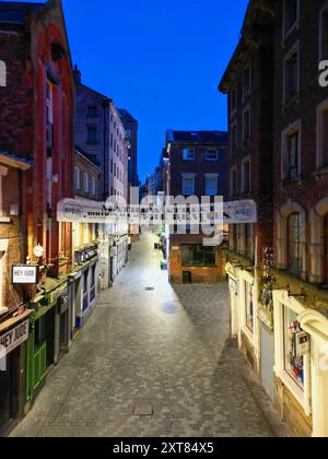 Erhöhtes Bild mit Blick auf die Mathew Street im Cavern Quarter, Heimat des berühmten Cavern Club und zahlreicher Beatles-Themenbars Liverpool UK. Stockfoto