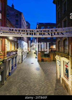 Erhöhtes Bild mit Blick auf die Mathew Street im Cavern Quarter, Heimat des berühmten Cavern Club und zahlreicher Beatles-Themenbars Liverpool UK. Stockfoto