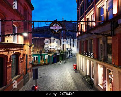 Erhöhtes Bild mit Blick auf die Mathew Street im Cavern Quarter, Heimat des berühmten Cavern Club und zahlreicher Beatles-Themenbars Liverpool UK. Stockfoto