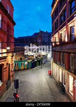 Erhöhtes Bild mit Blick auf die Mathew Street im Cavern Quarter, Heimat des berühmten Cavern Club und zahlreicher Beatles-Themenbars Liverpool UK. Stockfoto