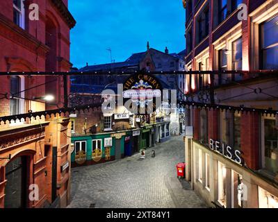 Erhöhtes Bild mit Blick auf die Mathew Street im Cavern Quarter, Heimat des berühmten Cavern Club und zahlreicher Beatles-Themenbars Liverpool UK. Stockfoto