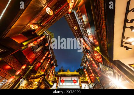 Alte chinesische Gebäude in der Fußgängerzone Jinli in Chengdu, Sichuan Stockfoto