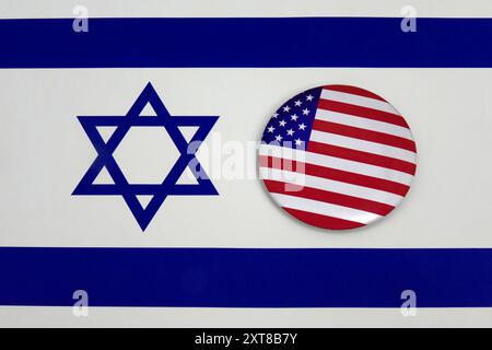 Israelische Flagge und Button der USA, 13.08.2024, Borkwalde, Brandenburg, auf einer Flagge von Israel befindet sich ein Button der USA. *** Israelische Flagge und Knopf der USA israelische Flagge und Knopf der USA, 13 08 2024, Borkwalde, Brandenburg, auf einer Flagge Israels befindet sich ein Knopf der USA Stockfoto