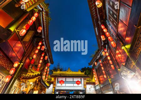 Alte chinesische Gebäude in der Fußgängerzone Jinli in Chengdu, Sichuan Stockfoto