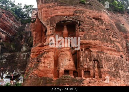 Kleine Seitenstatue neben dem Leshan RiesenBuddha in Sichuan, China Stockfoto