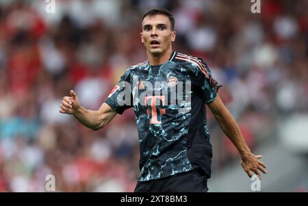 UNTERHACHING, DEUTSCHLAND - 13. AUGUST: Joao Palhinha von Bayern München sieht beim FC Bayern München gegen WSG Tirol - Vorsaison-Freundschaftsspiel im Sportpark Unterhaching am 13. August 2024 in Unterhaching an. © diebilderwelt / Alamy Stock Stockfoto