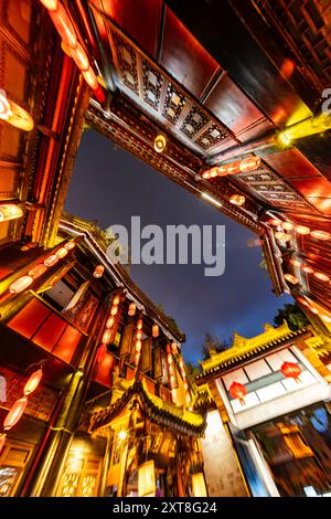 Alte chinesische Gebäude in der Fußgängerzone Jinli in Chengdu, Sichuan Stockfoto