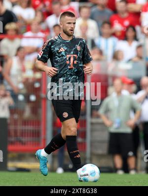 UNTERHACHING, DEUTSCHLAND - 13. AUGUST: Eric Dier von Bayern München beim FC Bayern München gegen WSG Tirol - Vorsaison-Freundschaftsspiel im Sportpark Unterhaching am 13. August 2024 in Unterhaching. © diebilderwelt / Alamy Stock Stockfoto