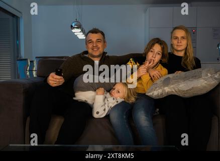 Glückliche Familie vor dem Fernseher zusammen Stockfoto