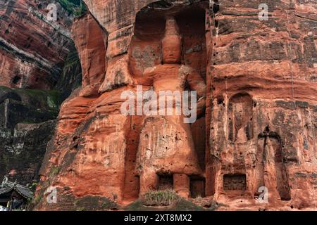 Kleine Seitenstatue neben dem Leshan RiesenBuddha in Sichuan, China Stockfoto