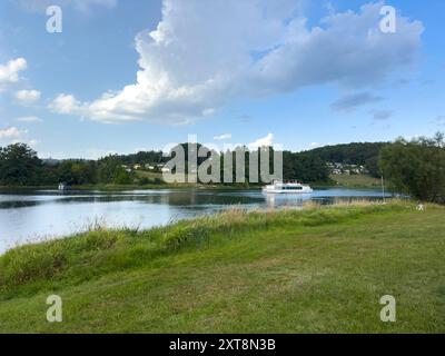 Machen Sie eine Bootsfahrt über den Poehl-Damm im Vogtland, Sachsen Stockfoto