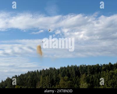 Waldkalkung mit einem Hubschrauber gegen Rindenkäfer und Schädlingsbekämpfung Stockfoto