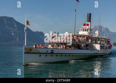 Der Raddampfer URI am Vierwaldstättersee ist nach dem Kanton in der Zentralschweiz benannt. Seestraße, Weggis, Luzern, Schweiz Stockfoto