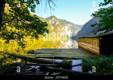 Blick auf den Toplitzer See und die umliegende Landschaft. Idyllische Natur am See in der Steiermark in Österreich. Bergsee am Toten Gebirge in der Salzka Stockfoto
