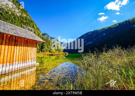 Blick auf den Toplitzer See und die umliegende Landschaft. Idyllische Natur am See in der Steiermark in Österreich. Bergsee am Toten Gebirge in der Salzka Stockfoto