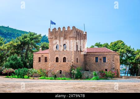 Der Tzannetakis-Turm, ein prächtiges traditionelles Herrenhaus, das 1829 erbaut wurde und heute ein kleines Museum beherbergt, um die Geschichte von Mani zurückzuverfolgen. Stockfoto