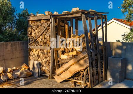 Holz- und Brettzweige geschnitten und gestapelt für den Winter als Brennstoff für den Ofen Stockfoto