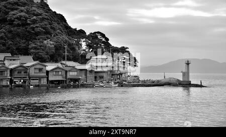 Schwarz-weiß-Bild der traditionellen Holzfischer Funaya Bootshäuser in ine, nördlicher Präfektur Kyoto am Japanischen Meer am 17. Februar 2024 Stockfoto