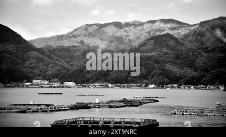 Schwarz-weiß-Bild der Landschaft und traditionellen Holzfischer Funaya Bootshäuser in ine, Nord-Kyoto Präfektur am Japanischen Meer am 17. Februar Stockfoto