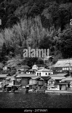 Schwarz-weiß-Bild der traditionellen Holzfischer Funaya Bootshäuser in ine, nördlicher Präfektur Kyoto am Japanischen Meer am 17. Februar 2024 Stockfoto