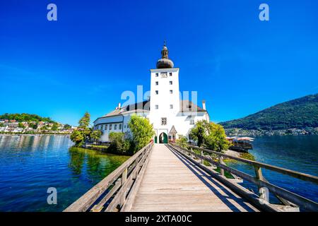 Blick auf Schloss Ort, Traunsee und die umliegende Landschaft. Idyllische Natur am See in der Steiermark in Österreich. Bergsee am totes Gebirge im Salz Stockfoto