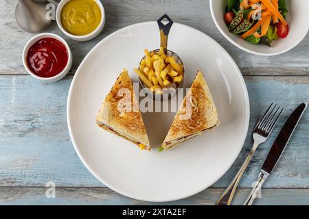 Chicken Club Sandwich mit Pommes, Ketchup, Senf und Mayonnaise Stockfoto