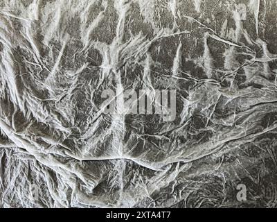 Nahaufnahme und Draufsicht von nassem und zerknittertem weißem Papier mit viel Textur. Stockfoto