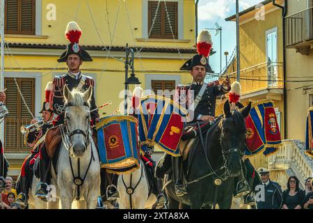 Die Fanfare des 4. Carabinieri-Pferderegiments anlässlich der Madonna della Libera. Pratola Peligna, Abruzzen Stockfoto