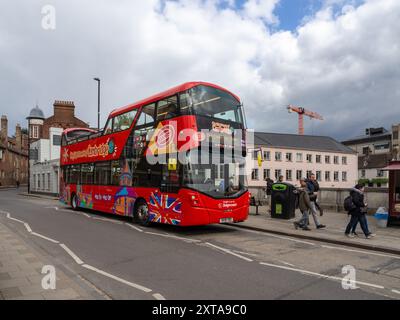 Stadtrundfahrt, roter Hop-on-Hop-off-Bus, Cambridge, Großbritannien Stockfoto