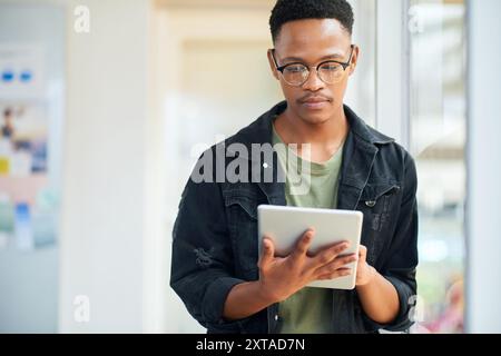 Tablet, Thinking und Business-Manager-SMS für soziale Medien, Nachrichten und Online im Büro für Internetrecherche. Idee, Suche und kreative Mitarbeiter Stockfoto