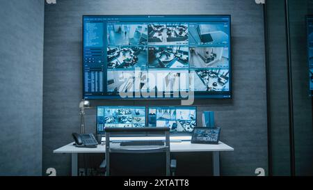 Computermonitore, Tablet-Display und großer digitaler Bildschirm, der Überwachungsvideos von CCTV-Kameras im Büro anzeigt. Arbeitsplatz für Sicherheitspersonal oder Bediener in moderner Überwachungszentrale. Stockfoto