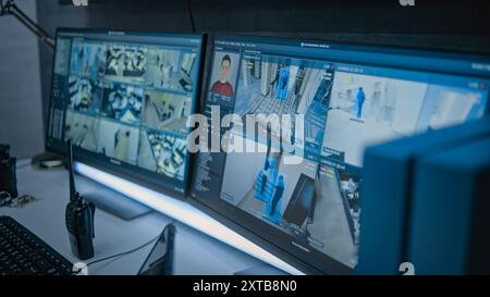 Überwachungsvideos von Überwachungskameras mit Gesichtserkennungssystem, die auf Computermonitoren im Servicezentrum für Dunkelüberwachung angezeigt werden. Arbeitsplatz für Sicherheitsverantwortliche oder Sicherheitsvorkehrungen. Stockfoto