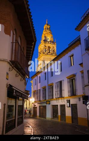 Spanien: Der Glockenturm, Mezquita oder die Moschee-Kathedrale von Cordoba (Kathedrale unserer Lieben Frau von der Himmelfahrt), Cordoba. Der Bau der Großen Moschee begann 785–786 und endete ein Jahr später 786–787. 1236 wurde Córdoba von König Ferdinand III. Von Kastilien als Teil der Reconquista erobert. Nach der Eroberung der Stadt wurde die Moschee in eine katholische Kathedrale umgewandelt, die der Jungfrau Maria (Santa Maria) geweiht ist. Stockfoto