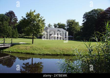 Niederländische Orangerie Ruurlo auf dem Schlossgut. Terrasse, Sonnenschirme, Restaurant, Gäste. In der Nähe des Dorfes Ruurlo in der Provinz Gelderland, Holland Stockfoto