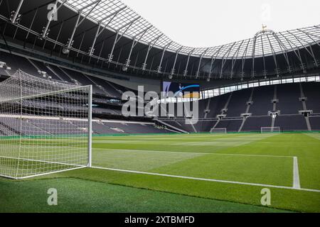 London, Großbritannien. August 2024. Allgemeine Ansicht im Inneren des Stadions während des Tottenham Hotspur FC gegen FC Bayern München Freundschaftsspiels im Tottenham Hotspur Stadium, London, England, Großbritannien am 10. August 2024 Credit: Every Second Media/Alamy Live News Stockfoto