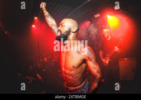 Kopenhagen, Dänemark. August 2024. Die US-amerikanische Metalcore-Band Jesus Piece gibt ein Live-Konzert im Basement CPH in Kopenhagen. Hier ist Sänger Aaron Heard live auf der Bühne zu sehen. Quelle: Gonzales Photo/Alamy Live News Stockfoto