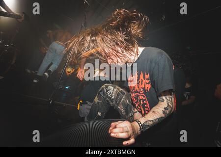 Kopenhagen, Dänemark. August 2024. Energiegeladene Konzertbesucher bei einem Live-Konzert mit der amerikanischen Metalcore-Band Jesus Piece im Basement CPH in Kopenhagen. Quelle: Gonzales Photo/Alamy Live News Stockfoto