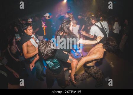 Kopenhagen, Dänemark. August 2024. Energiegeladene Konzertbesucher bei einem Live-Konzert mit der amerikanischen Metalcore-Band Jesus Piece im Basement CPH in Kopenhagen. Quelle: Gonzales Photo/Alamy Live News Stockfoto