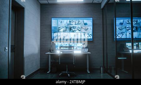 Arbeitsplatz für Sicherheitspersonal oder Bediener in moderner Überwachungszentrale. Computermonitore, Tablet-Display und großer digitaler Bildschirm, der CCTV-Videomaterial von Überwachungskameras im Büro zeigt. Stockfoto