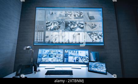 Überwachungsvideos von Überwachungskameras im Büro, die auf Computermonitoren, Tablet-Display und großem Digitalbildschirm in einem dunklen, modernen Überwachungszentrum angezeigt werden. Arbeitsplatz für CCTV-Bediener. Stockfoto