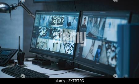 CCTV-Videomaterial von den Sicherheitskameras im Büro mit Gesichtsscannen, die auf Computermonitoren in einem dimmeren modernen Überwachungszentrum angezeigt werden. Arbeitsplatz für Überwachungsfahrer oder Disposition. Stockfoto