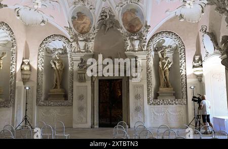 Kromeriz, Tschechische Republik. August 2024. Die Sala Terrena befindet sich im Erdgeschoss des Erzbischofsschlosses in Kromeriz, Tschechien. Ist eines der besten Beispiele für frühbarocke Architektur in der Tschechischen Republik. Sie besteht aus drei Hallen und zwei künstlichen Höhlen, sogenannten Grotten. Quelle: Dalibor Gluck/CTK Photo/Alamy Live News Stockfoto