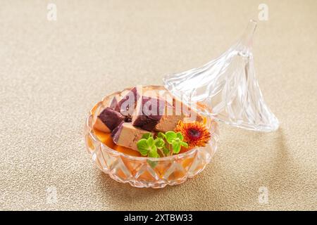 Gänseleber Sashimi，Foie Gras in Rotwein Stockfoto