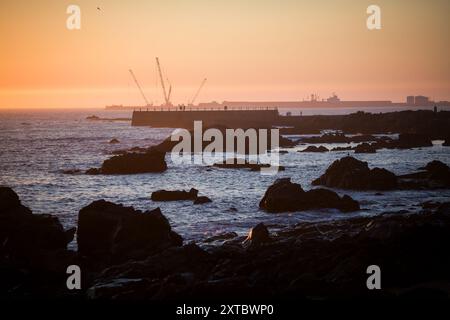 Das felsige Ufer von Matosinhos badete in einem atemberaubenden Sonnenuntergang. Portugal. Stockfoto