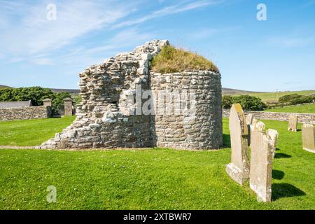 Die Überreste der Rundkirche aus dem 12. Jahrhundert in Orphir auf dem Festland von Orkney. Sie wird in der Orkneyinga-Saga erwähnt. Stockfoto