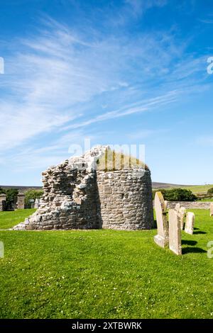 Die Überreste der Rundkirche aus dem 12. Jahrhundert in Orphir auf dem Festland von Orkney. Sie wird in der Orkneyinga-Saga erwähnt. Stockfoto