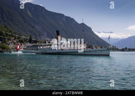 MONTREUX, SCHWEIZ, 17. JULI 2024: Flaggschiff der Belle Epoque Fleet, das den Hafen verlässt. Dieser wunderschöne historische Raddampfer dient als ein Stockfoto