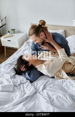 Ein liebevolles Paar kuschelt sich im Bett und zeigt ihre Zuneigung und Intimität. Stockfoto