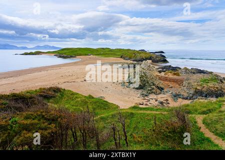 Von den Sanddünen am Strand von Llanddwyn über Ynys Llanddwyn, Llanddwyn Island auf Anglesey, Wales. Stockfoto