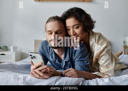 Ein liebevolles Paar entspannt sich im Bett und genießt die Gesellschaft. Stockfoto